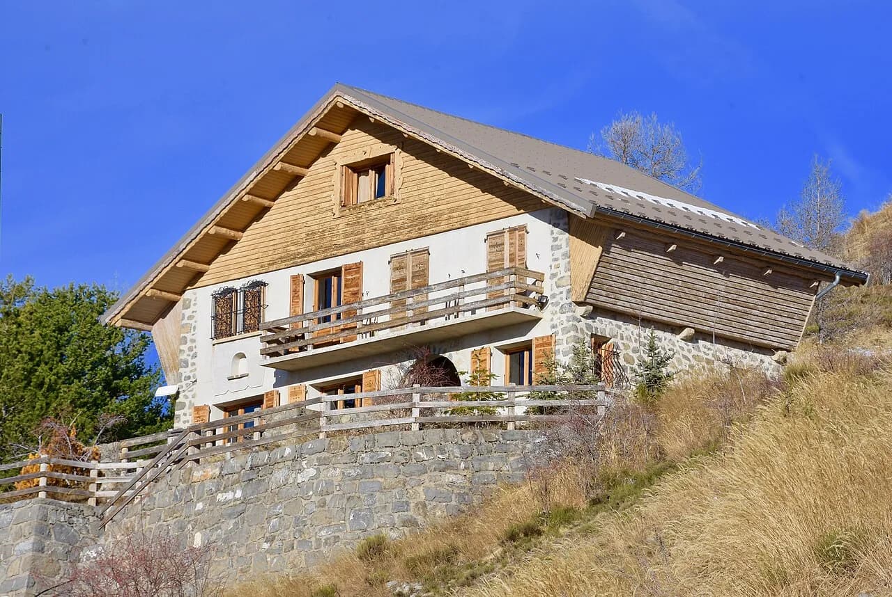 Nohur gölü yaxınlığında hovuzlu villa