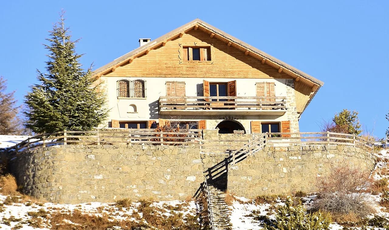 Üzüm bağları arasında ev